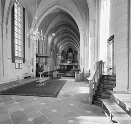 <p>Foto uit 1995 vanaf het koor richting het orgel (beeldbank RCE). </p>
